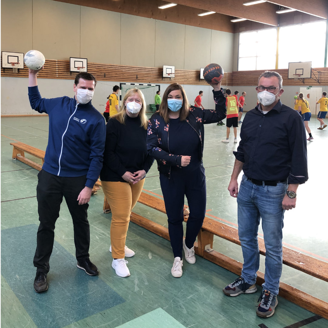 Senatorin Katharina Fegebank besucht inklusives SVE-Handball-Team